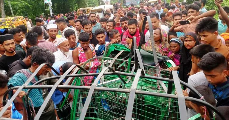 সড়ক দুর্ঘটনায় দুমড়ে মুচড়ে যাওয়া সিএনজি
